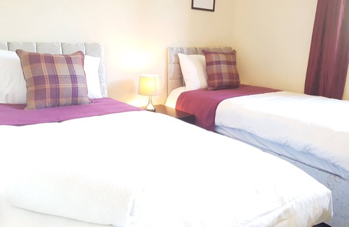 Netley Casa | Vokes House Sleeps 7 and Parking