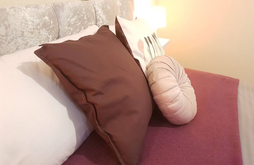 Netley Casa | Vokes House Sleeps 7 and Parking