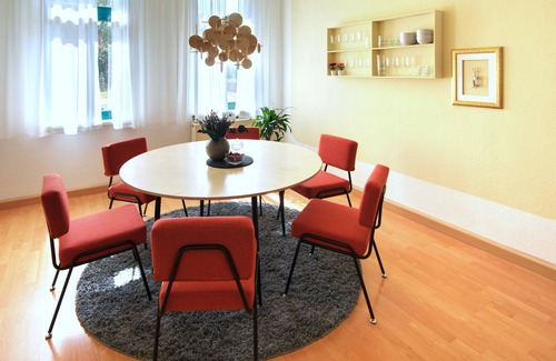 Halle Apartamento | Vonbehling Boutique Apartment mit 65" TV und Designermöbeln