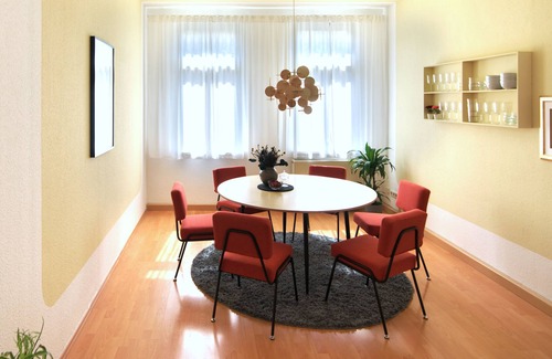 Halle Apartamento | Vonbehling Boutique Apartment mit 65" TV und Designermöbeln