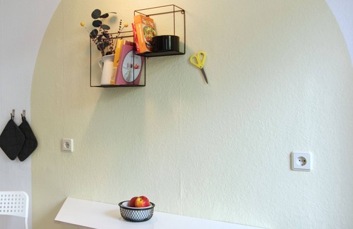 Halle Apartamento | Vonbehling Boutique Apartment mit 65" TV und Designermöbeln