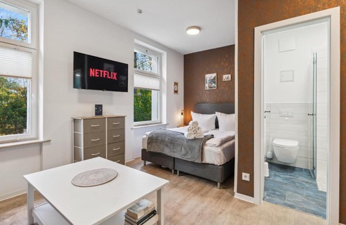 Eichwalde Apartamento | Vorstadtoase für 3 - Queensize-Bett, Schlafcouch, Parkplatz & Netflix - Nähe BER