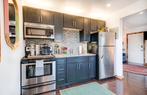 Melrose Condominio | VOTED "HAPPIEST" & "MOST JOYFUL" Nash Condo + Pool