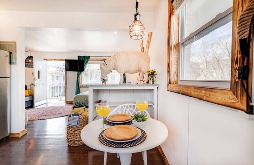 Melrose Condominio | VOTED "HAPPIEST" & "MOST JOYFUL" Nash Condo + Pool