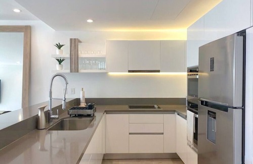 Downtown Condominio | VOTED MOST LUXURIOUS! MODERN 3 Bedroom 100 steps to White Sand & Turquoise Water