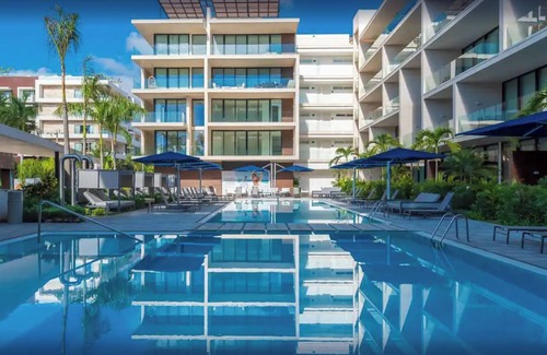Downtown Condominio | VOTED MOST LUXURIOUS! MODERN 3 Bedroom 100 steps to White Sand & Turquoise Water