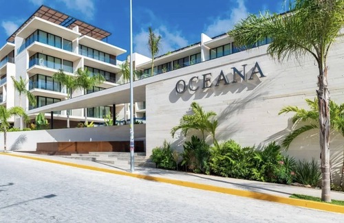 Downtown Condominio | VOTED MOST LUXURIOUS! MODERN 3 Bedroom 100 steps to White Sand & Turquoise Water