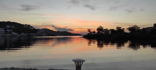 Vourkari Apartamento | Vourkari, modern apartment overlooking the Marina of Vourkari