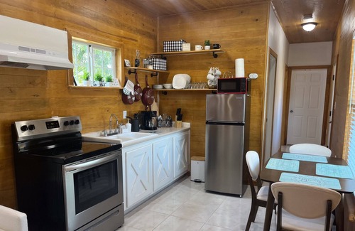 Brownsville Cabina | Located right nect to the expressway which gives easy access to the whole town!
