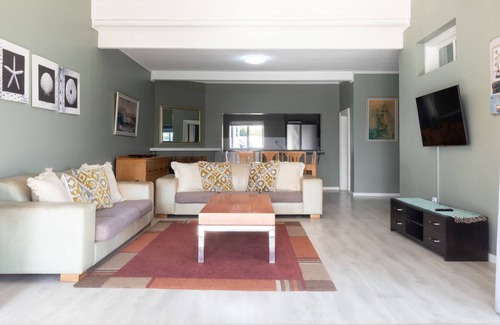 Gordons Bay Central Apartamento | Vrbo Property