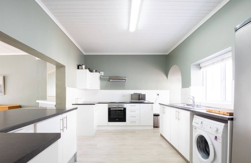 Gordons Bay Central Apartamento | Vrbo Property