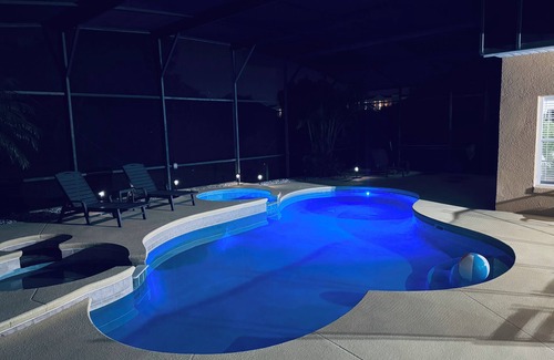 West Kissimmee Villa | ¡VRBO SE QUEDÓ AQUÍ! 2. 5 millas a Disney! Sala de cine Theatre, Mickey Private Pool!