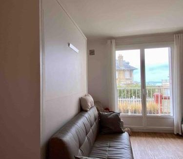 Villers-sur-Mer Apartamento | Vue mer, balcon, 50m plage & village, au calme - centre ville historique, 2P pour 4 maximum