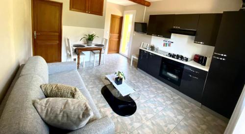 Fontaine-de-Vaucluse Apartamento | Vue panoramique sur le château,montagne et grottes
