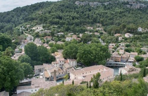 Fontaine-de-Vaucluse Apartamento | Vue panoramique sur le château,montagne et grottes