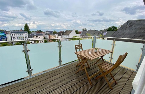 Goethestraße Apartamento | Wölkchen - Wohnung mit Balkon, Holzdielen & TV