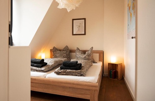 Goethestraße Apartamento | Wölkchen - Wohnung mit Balkon, Holzdielen & TV
