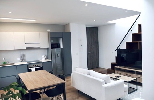 Antiguo Country Apartamento | w*| Modern Duplex in Parque Virrey