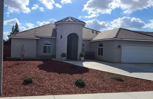 Porterville Villa | W Vine Villa (5B/3B/CustomBuiltHome)