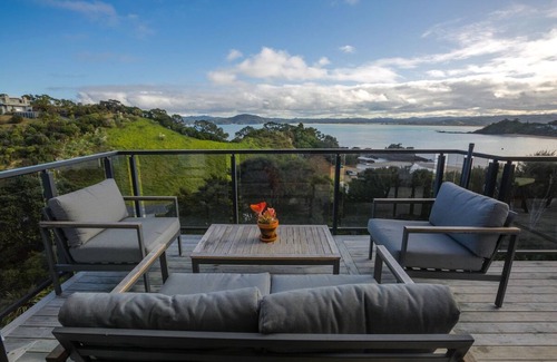 Tutukaka Casa | W91: Stylish, modern, up-market house with great views, right above the beach.