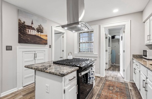 Cleveland Casa | Wade Manor: Game-room, Gym, Office and Fenced in Backyard