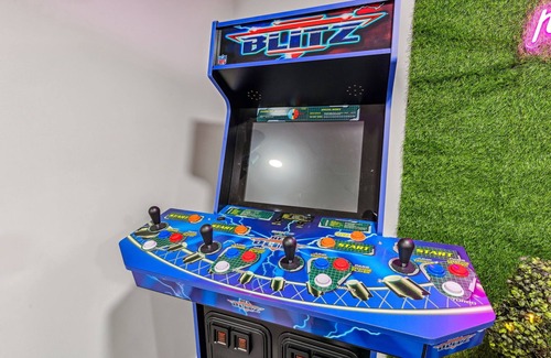 Cleveland Casa | Wade Manor: Game-room, Gym, Office and Fenced in Backyard
