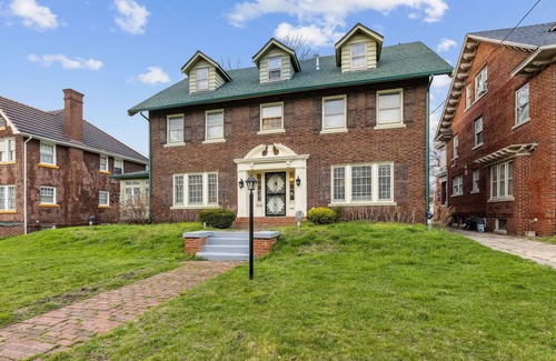 Cleveland Casa | Wade Manor: Game-room, Gym, Office and Fenced in Backyard