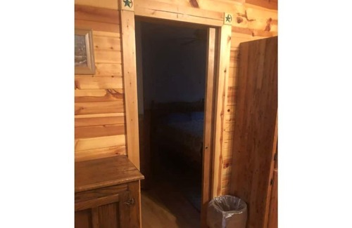 Pipestem Cabaña | Wagon Wheel Cottage:Pet Friendly Cabin at Pipestem
