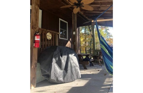 Pipestem Cabaña | Wagon Wheel Cottage:Pet Friendly Cabin at Pipestem