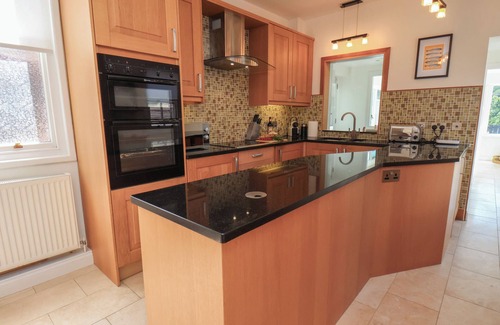 Sandsend Cabaña | WAGTAILS, pet friendly, country holiday cottage in Sandsend