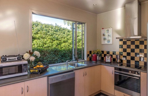 Ostend Casa | Waiheke Oasis – Your Summer Sanctuary
