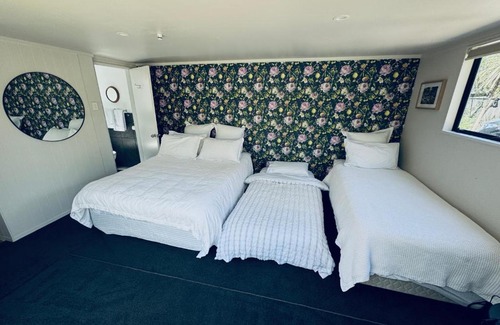 Waikanae Casa | Waikanae Olde Beach Palm Cottage 2 min to Beach