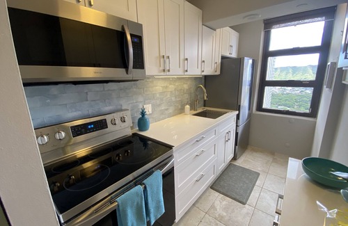 Waikiki Condominio | Hermosa unidad de esquina de 1 dormitorio, vistas panorámicas a la montaña y Diamond Head, estacionamiento gratuito