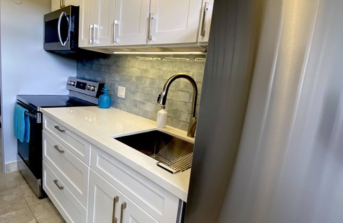 Waikiki Condominio | Hermosa unidad de esquina de 1 dormitorio, vistas panorámicas a la montaña y Diamond Head, estacionamiento gratuito