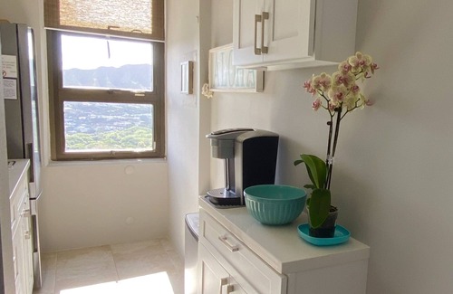 Waikiki Condominio | Hermosa unidad de esquina de 1 dormitorio, vistas panorámicas a la montaña y Diamond Head, estacionamiento gratuito