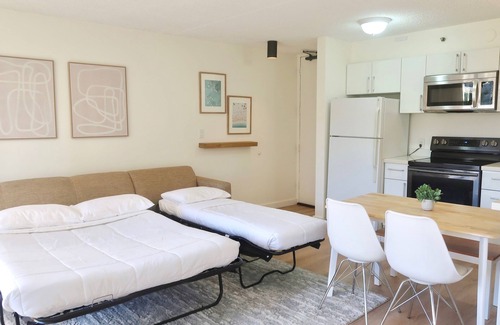 Waikiki Condominio | Waikiki Banyan - Free Parking, AC, Wi-Fi, Conveniently Located