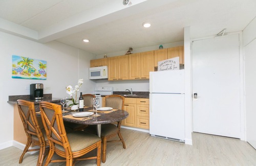 Diamond Head - Kapahulu - St. Louis Apartamento | Waikiki Sunset * Newly Renovated * Parking * Diamond Head Ocean Views *