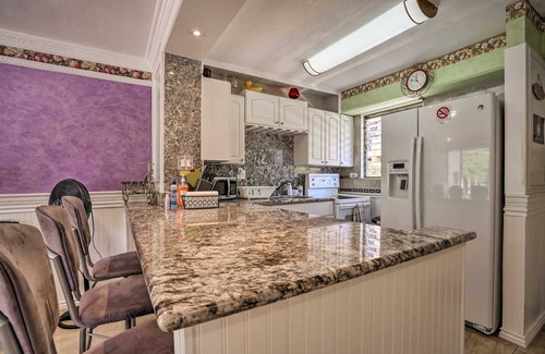 McCully - Moiliili Condominio | Waikiki: Walking Distance 30 Night Minimum