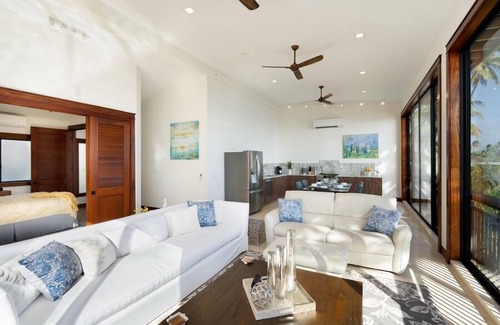 Waialae Iki Ridge Casa | Wailupe Seaside 6BR by Gather: Beachfront w/ Luxury Guest House