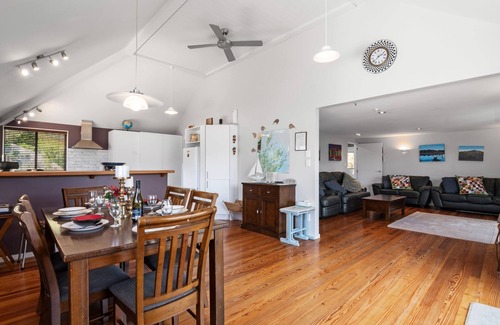Waikawa Bay Casa | Waimarama Hideaway - Waikawa Holiday Home