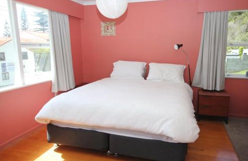 Waiwera Cama Y Desayuno | Waiwera Beach Getaway