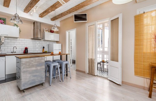 Sant Antoni Apartamento | Despiértese en un piso luminoso, chic e idealmente situado, rodeado de la magia de Barcelona