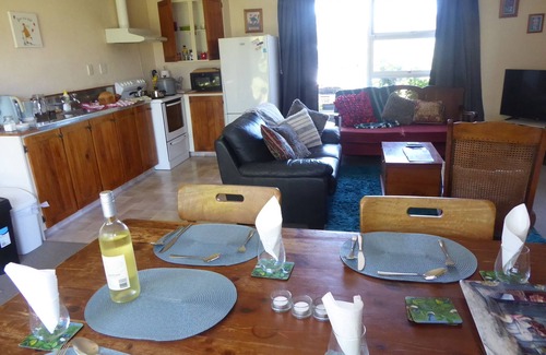 Greytown Apartamento | Wake to birdsong and smell the flowers at Rose Cottage .