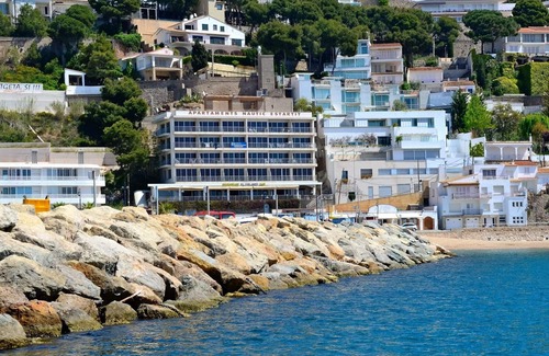 L'Estartit Apartamento | Despierta con las olas en una playa