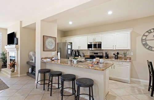 Kierland Apartamento | Spacious Serene Scottsdale condo, walk to golf. King bed.