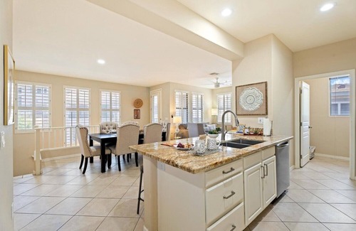 Kierland Apartamento | Spacious Serene Scottsdale condo, walk to golf. King bed.