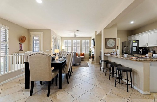 Kierland Apartamento | Spacious Serene Scottsdale condo, walk to golf. King bed.