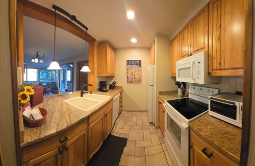 Lakeside Village Condominio | Lakeside Bliss. Wake up to tranquility. 2BR/2BA Sleeps 6. Private Patio