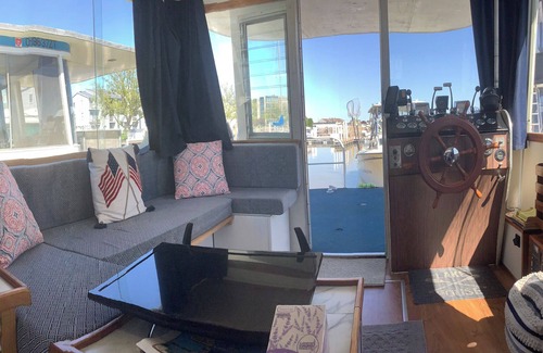 Port Clinton Casa | Wake up ON the lake aboard Shiloh