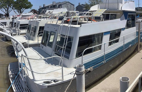 Port Clinton Casa | Wake up ON the lake aboard Shiloh
